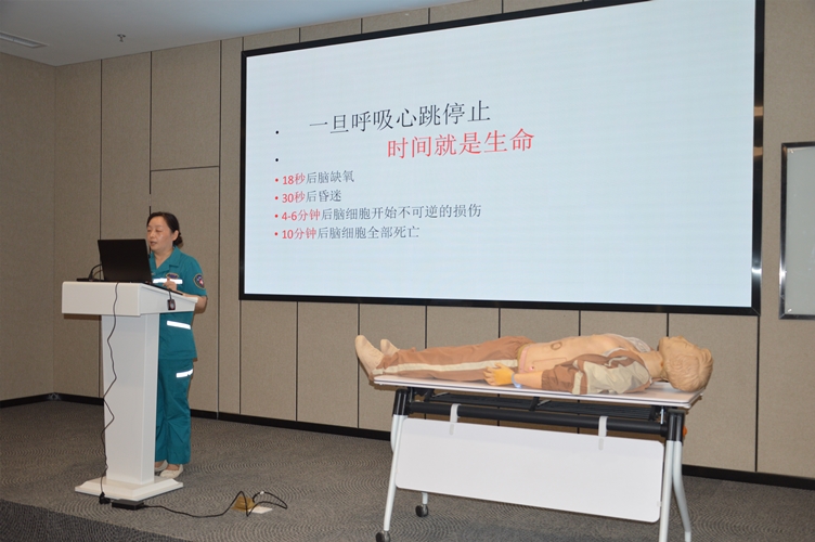 圖片1：心肺復蘇術講解及現(xiàn)場真人模擬操作-1_副本.jpg